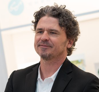 1200px-Dave_Eggers_(11483)