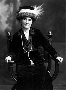 220px-Willa_Cather_ca._1912_wearing_necklace_from_Sarah_Orne_Jewett